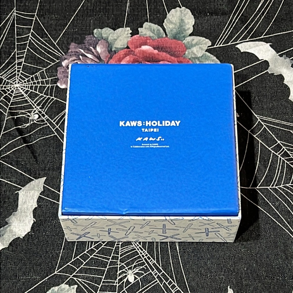 BRAND NEW IN BOX KAWS HOLIDAY TAIPEI CERAMIC PLATES (SET OF 4) BLUE/WHITE RARE - Picture 3 of 3